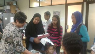 FOTO A BERITANYA YG HL&BHL-Anggota DPRD Kota Depok saat menemui orang tua siswa yang resah lantaran sistem PPDB online yang bermasalah_2
