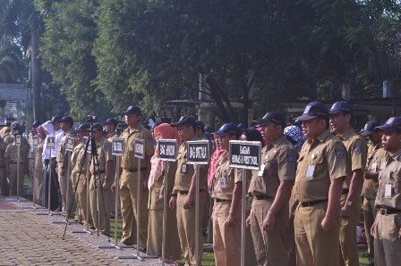 PNS Depok saat melaksanakan apel pagi