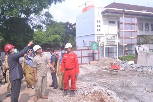 FOTO A BERITANYA YG BHL-Walikota Depok ditemani perwakilan PT HK dan manajemen RSUD saat meninjau pembangunan Gedung B dan D RSUD Kota Depok_2