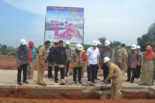 FOTO A BERITANYA YG BHL1-Walikota Depok didampingi komisaris dan direksi PT RMA saat melakukan peletakan batu pertama sebagai pertanda dimulainya pembangunan Masjid Agung Al Barak_2
