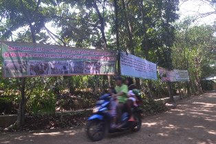 FOTO A BERITANYA YG HL-Terlihat beberapa spanduk dipasang oleh warga di kawasan Kampung 99 sebagai bentuk dukungan mereka terhadap eksistensi Kampung 99_2