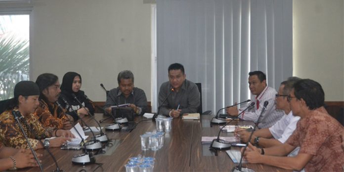 curhat dprd
