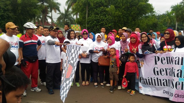 FOTO A BERITANYA YG BHL1-Walikota didampingi Ketua KPU dan Ketua serta Anggota DPRD Depok saat melepas ratusan peserta jalan sehat dalam rangka sosialisasi pemilu di kawasan GDC
