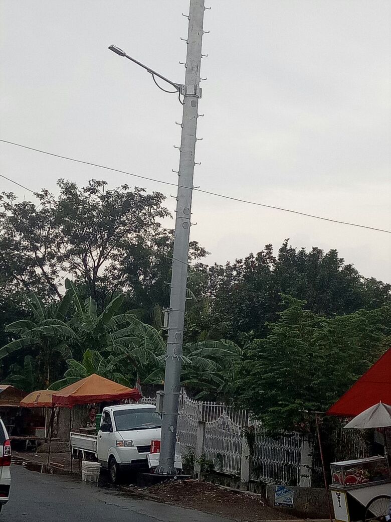 Parah, Tiang BTS Nangkring Di Trotoar JurnalDepok