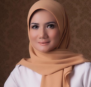 Kota Kembang | jurnaldepok.id Masih besarnya kasus Covid 19 di Indonesia tak terkecuali di Kota Depok membuat Anggota Dewan Pembina DPP Partai Gerindra, Yeti Wulandari mengusulkan agar pemilihan umum kepala daerah ditunda hingga 2024. “Kalau saya malah inginnya agar pelaksanaan pilkada serentak 2020 ditunda hingga tahun 2024. Jadi serentak seluruh Indonesia,” ujar Yeti kepada Jurnal Depok, Senin (22/6). Dengan begitu, sambungnya, tahun 2024 akan terjadi tiga gelombang pemungutan suara. Gelombang pertama untuk memilih DPRD dan kepala daerah tingkat kota atau kabupaten, gelombang dua untuk tingkat provinsi dan ketiga untuk pemilihan presiden dan wakilnya, serta DPR RI dan DPD. “Memang dengan cara ini akan terjadi kekosongan jabatan kepala daerah di banyak wilayah. Hal itu sebenarnya dapat diantisipasi dengan menunjuk pelaksana tugas (Plt) dari sekretaris daerah (Sekda), TNI, maupun Polri. Hal serupa pernah dilakukan Menteri Dalam Negeri (Mendagri) Tjahjo Kumolo saat pilkada tahun 2017 dan 2018,” paparnya. Saat ini, kata dia, biarkan kepala daerah fokus untuk menangani corona secara total dan unsur kemanusiaan benar-benar menjadi tiangnya. “Bukan seperti saat ini kita bisa membandingakan antara daerah yang tidak akan dilkasanakan pilkada 2020 dengan yang akan dilaksanakan. Jujur saya menilai, daerah yang kepala daerahnya tidak akan maju atau ikut pilkada, mereka benar-benar fokus untuk mengatasi wabah pendemi Covid 19 tanpa embel-embel politisasi,” ungkapnya. Yeti yang juga menjabat sebagai Wakil Ketua DPRD Depok menilai, saat ini semua elemen terpadu bahu membahu bekerja keras untuk mengatasi pendemi Covid 19. “Tanpa ada unsur politisasi atau menjual unsur melankolins terzalimi karena merasa tidak dianggap,” terangnya. Sementara itu Komisi Pemilihan Umum (KPU) Kota Depok sejak awal bulan ini telah melanjutkan tahapan pilkada yang sempat tertunda seperti pelantikan PPS dan lainnya. Pasalnya, mereka telah mendapatkan surat keputusan bahwasanya Pilkada serentak akan digelar pada 9 Desember mendatang. n Rahmat Tarmuji